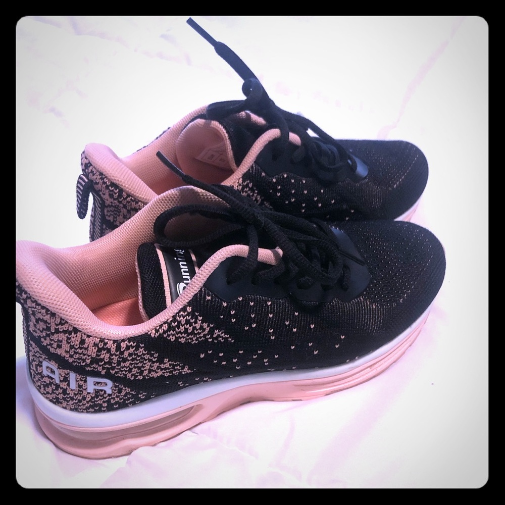 Size 6 Nike Air Tennis Shoes